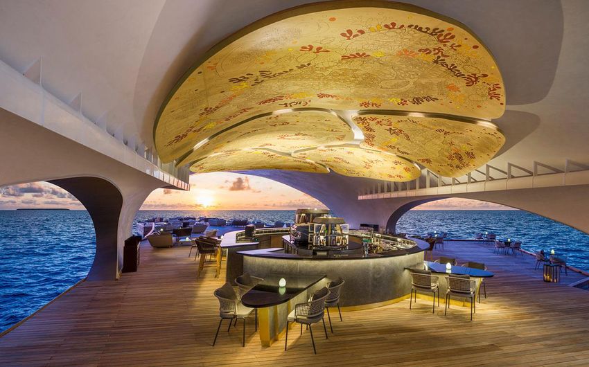 5-6 В ресторане отеля The St Regis Maldives Vommuli Resort.jpg