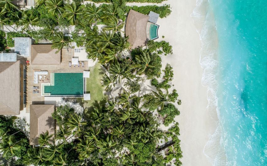 5-7 Пляжная вилла отеля InterContinental Maldives Maamunagau.jpg