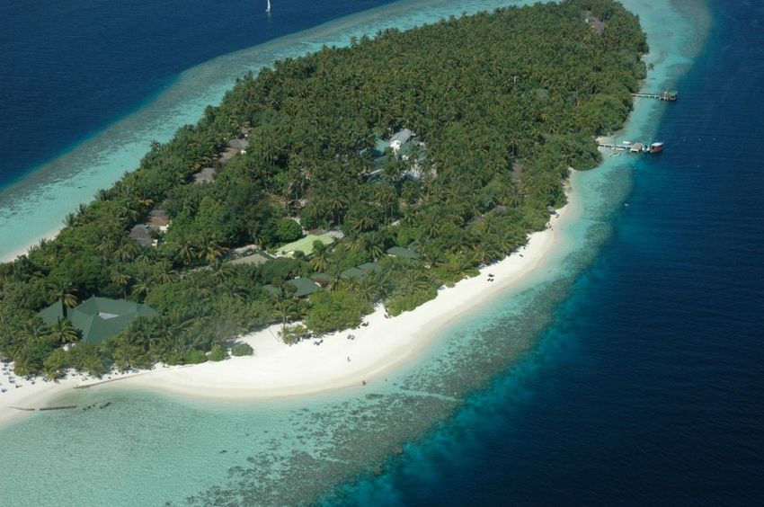 7 Vilamendhoo Island Resort & Spa.jpg